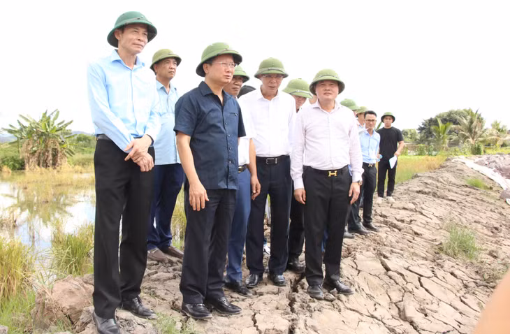 Đồng chí Cao Tường Huy, Quyền Chủ tịch UBND tỉnh, kiểm tra công tác thi công đường dẫn cầu Bến Rừng