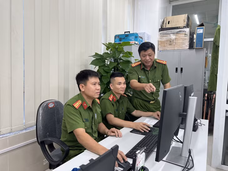 Thiếu tá Nguyễn Sùng Nãm (ngoài cùng bên trái) cùng cán bộ trong Phòng Kỹ thuật hình sự (Công an tỉnh) trao đổi nghiệp vụ.