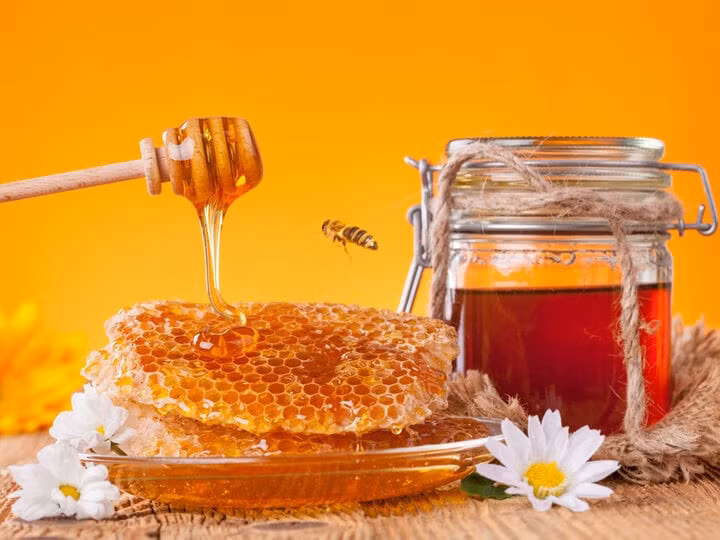 Nếu để mật ong trong tủ lạnh, nhiệt độ và độ ẩm sẽ khiến mật ong bị kết tinh và kém chất lượng. (Ảnh: Sedgemoor Honey Farm)