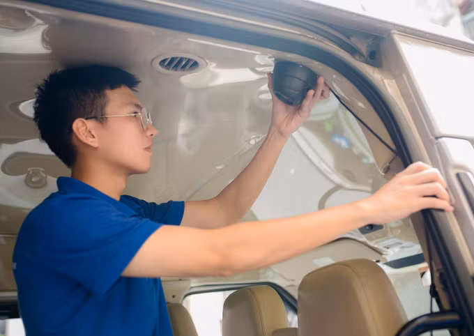 Lắp camera giám sát hành trình tại một doanh nghiệp vận tải ở Hà Nội. Ảnh: Anh Duy