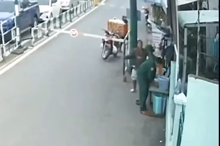 Hai người đàn ông xông vào hành hung nhân viên phà Cát Lái.