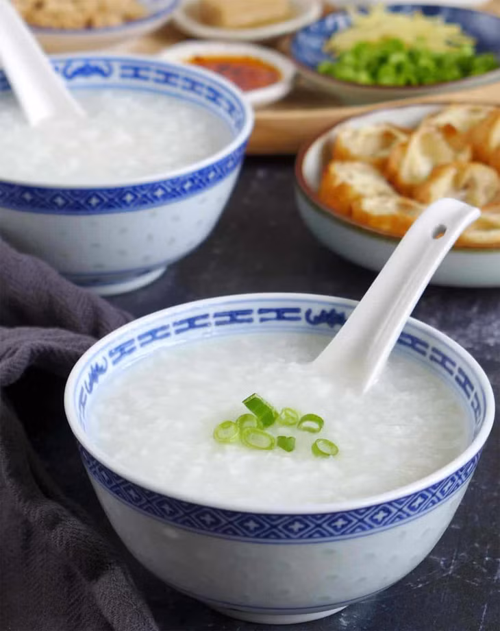 Nếu thích ăn cháo trắng, bạn nên kết hợp thêm một số thực phẩm khác. Ảnh minh họa: RSP