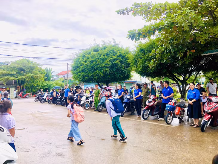 Tuổi trẻ TP Móng Cái tham gia giữ gìn trật tự ATGT tại các cổng trường học trên địa bàn. (Ảnh: Thành Đoàn Móng Cái cung cấp)