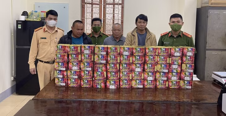 Các đối tượng cùng tang vật trong vụ án.