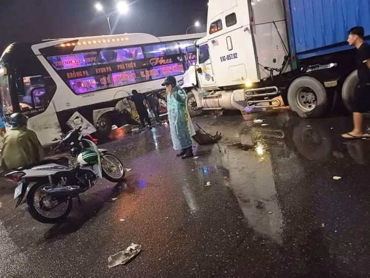 Đầu xe container biến dạng.