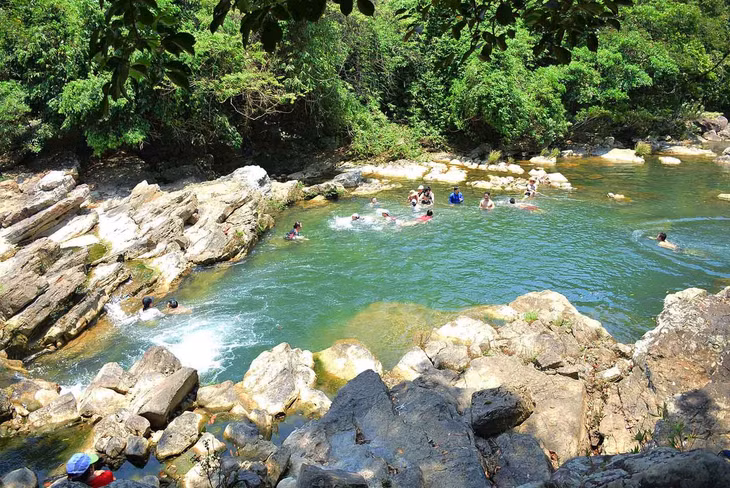 Du khách sẽ trekking dọc Khe Nước Lạnh. Ảnh: Netin Travel