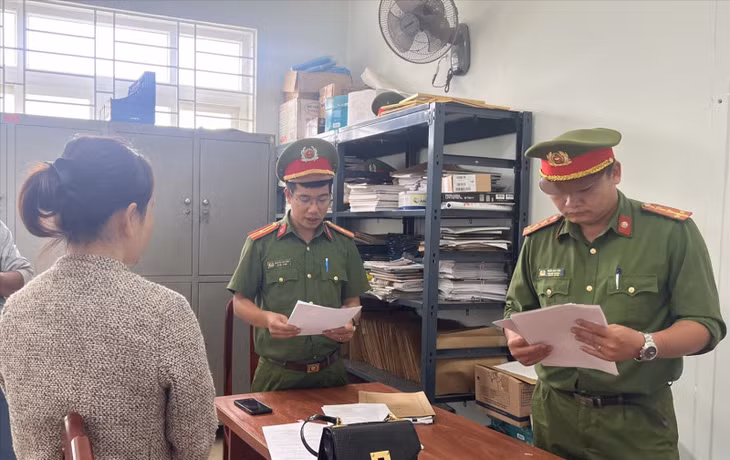Cơ quan CSĐT Công an tỉnh Đắk Nông tống đạt các quyết định tố tụng đối với Nguyễn Thị Hồng Đào.