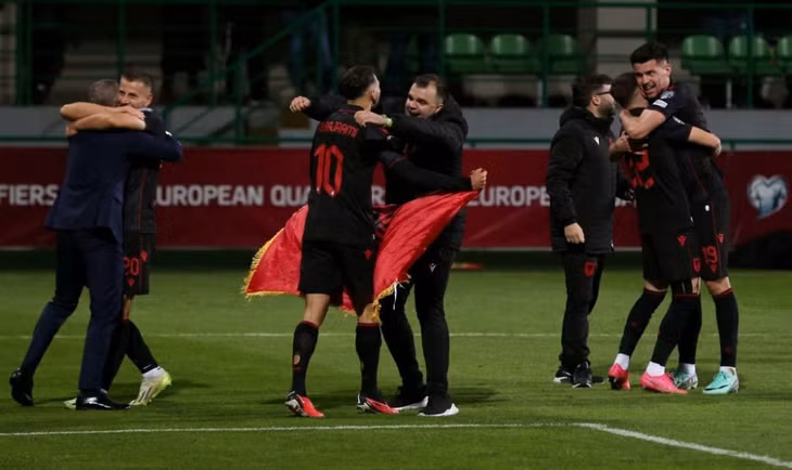 Các cầu thủ Albania ăn mừng vé dự VCK EURO 2024. (Ảnh: Getty).