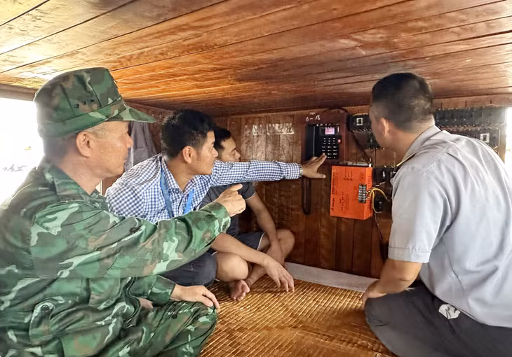 Đoàn kiểm tra liên ngành của huyện Hải Hà ra quân kiểm tra kết nối của thiết bị VMS trên các tàu.