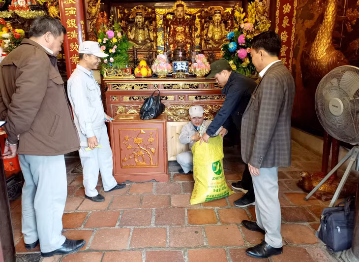 Tiền công đức, giọt dầu tại Đền Cửa Ông được sự quản lý, giám sát của nhiều bộ phận.