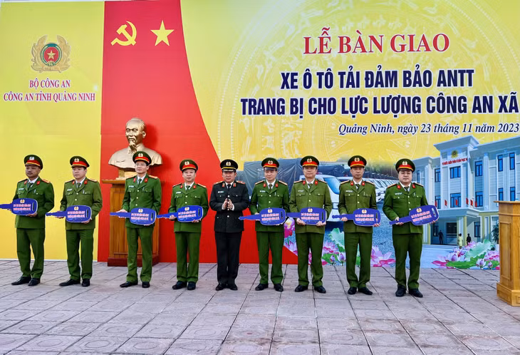 Lãnh đạo Công an tỉnh giao chìa khóa xe ô tô chuyên dụng cho đại diện Công an các xã được nhận xe,