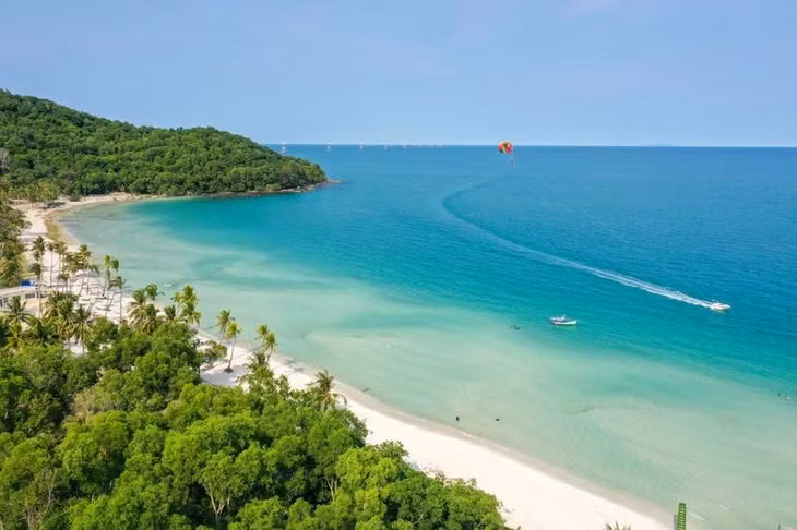 Bãi Sao với làn nước biển xanh như ngọc và những môn thể thao biển thu hút du khách.