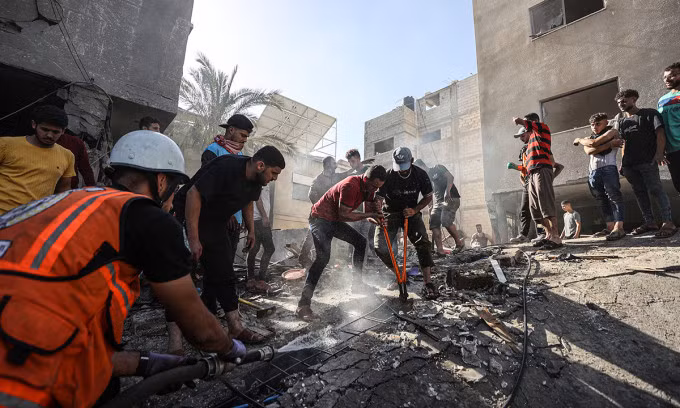 Nhân viên cứu hộ và người dân tìm kiếm nạn nhân sau khi Israel tập kích thành phố Khan Younis, Dải Gaza ngày 6/11. Ảnh: AFP