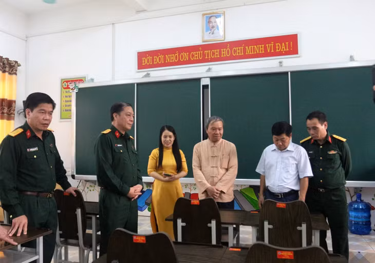 MTTQ huyện tham gia cùng đoàn kiểm tra của lãnh đạo huyện kiểm tra lớp học chất lượng cao của Trường THCS thị trấn Bình Liêu trước năm học mới 2023-2024. Ảnh: La Lành (CTV)