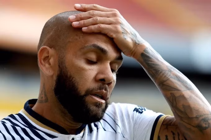 Dani Alves sẽ phải ngồi tù cho đến lúc bị đưa ra xét xử. Ảnh: AFP