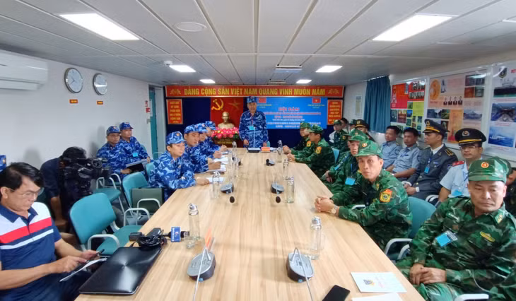 Đồng chí Đại tá Lương Cao Khải, Phó Tư lệnh, Tham mưu trưởng Bộ Tư lệnh Vùng Cảnh sát biển 1 quán triệt nội dung, kế hoạch triển khai nhiệm vụ tuần tra liên hợp và phổ biến các quy định an ninh, an toàn của chuyến tuần tra liên hợp.