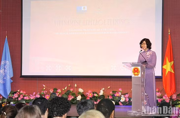 Đại sứ Lê Thị Hồng Vân cảm ơn sự hỗ trợ quý báu và hợp tác hiệu quả của UNESCO và tất cả các quốc gia thành viên trong việc gìn giữ và phát huy các di sản. (Ảnh: KHẢI HOÀN)
