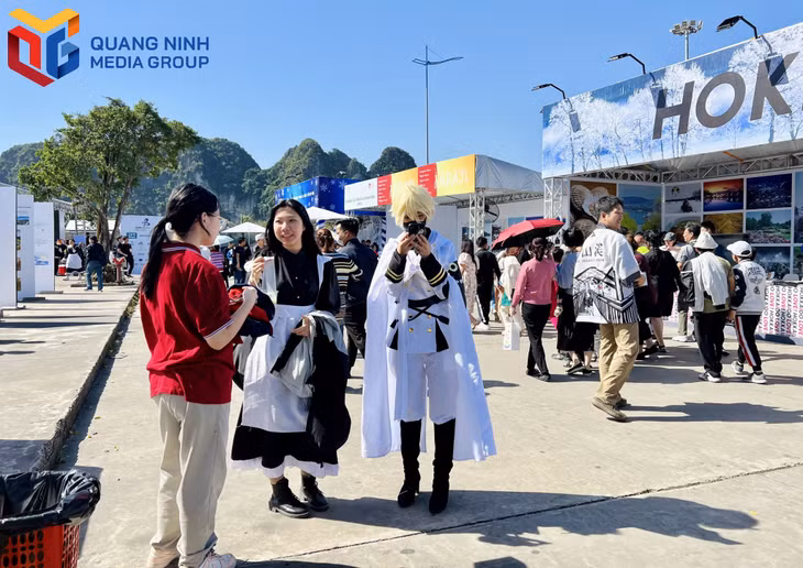 Các bạn trẻ trong trang phục cosplay tạo ấn tượng mạnh.