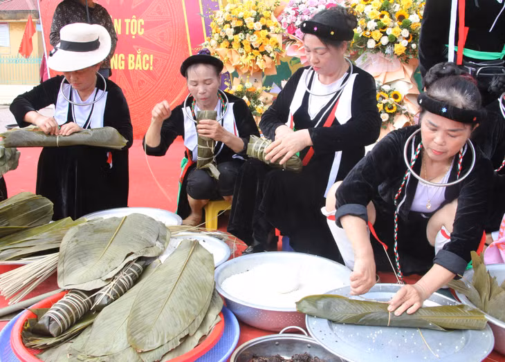 Phần hội diễn ra sôi nổi với các hoạt động như thi gói bánh chưng dài...