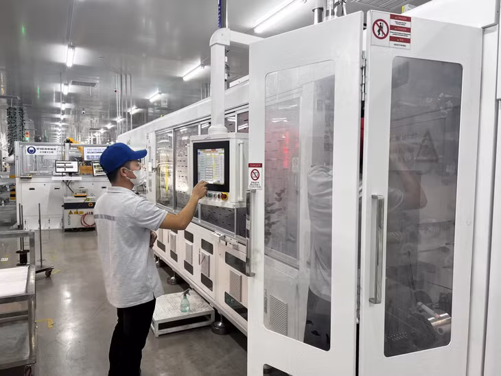Sản xuất tấm silic tại Công ty TNHH Công nghiệp Jinko Solar Việt Nam (KCN Sông Khoai, TX Quảng Yên).