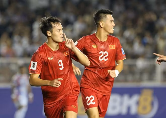 Văn Toàn, Tiến Linh được huấn luyện viên Philippe Troussier tin dùng nhưng phong độ và thể hiện chưa ổn. Ảnh: VFF