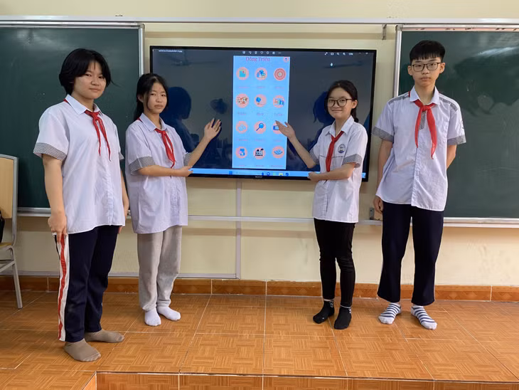 Nhóm tác giả giới thiệu ứng dụng Dư địa chí Đông Triều.
