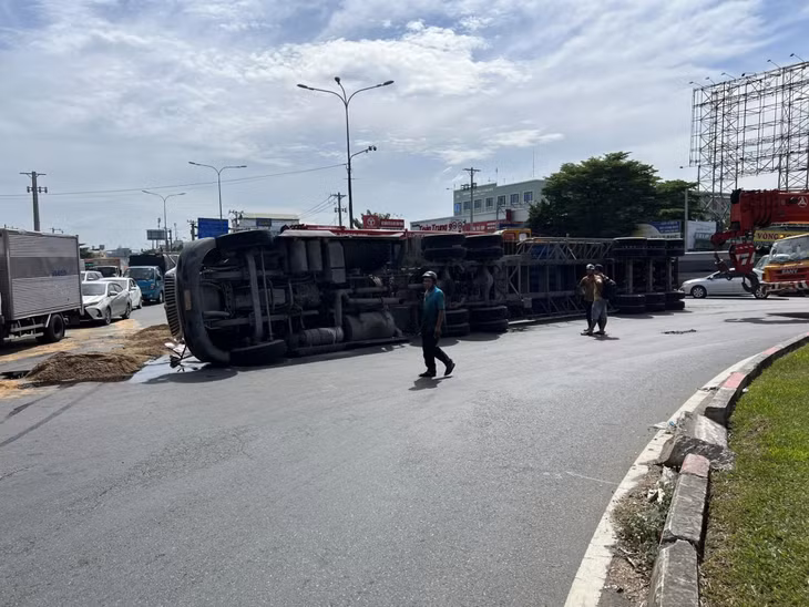 Hiện trường lật xe container ở ngã tư Bình Phước.