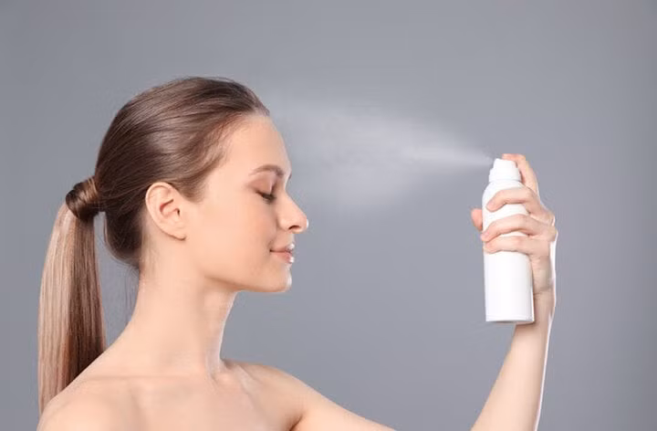 Để tránh da khô khi sử dụng giấy thấm dầu thì nên sử dụng sản phẩm cấp ẩm nhẹ nhàng như toner, xịt khoáng.