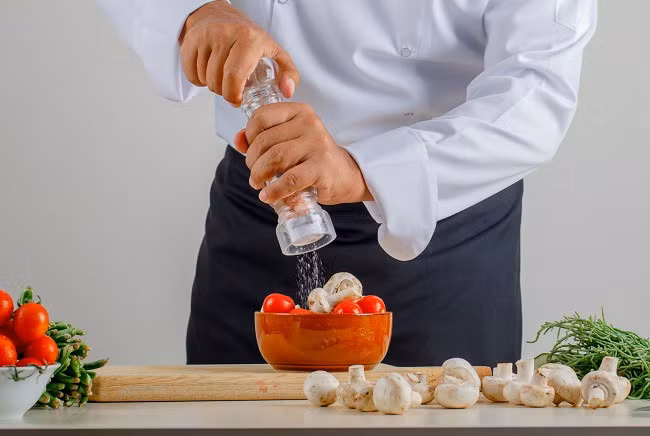Ăn ít muối để giảm lượng natri nạp vào hằng ngày.