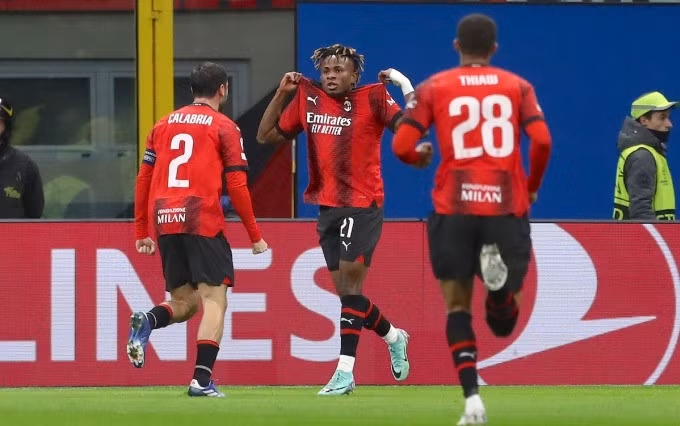 Chukwueze (giữa) mừng bàn gỡ hòa ở cuối hiệp một trận gặp Dortmund. Ảnh: AP