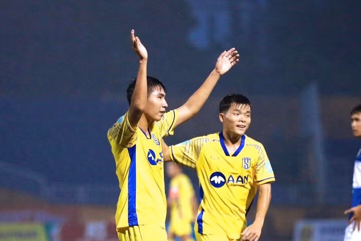 Đinh Xuân Tiến ghi bàn cho SLNA.