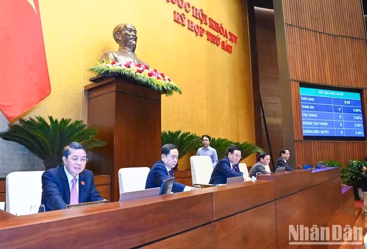 Chủ tịch Quốc hội Vương Đình Huệ và các Phó Chủ tịch Quốc hội biểu quyết thông qua Nghị quyết về giám sát chuyên đề “Việc triển khai thực hiện các Nghị quyết của Quốc hội về các Chương trình mục tiêu quốc gia về xây dựng nông thôn mới giai đoạn 2021-2025, giảm nghèo bền vững giai đoạn 2021-2025, phát triển kinh tế-xã hội vùng đồng bào dân tộc thiểu số và miền núi giai đoạn 2021-2030”. (Ảnh: DUY LINH)