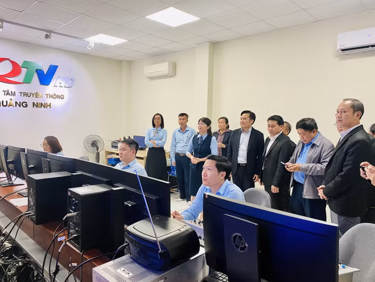 Đoàn công tác tham quan khu vực sản xuất của Trung tâm Truyền thông tỉnh.