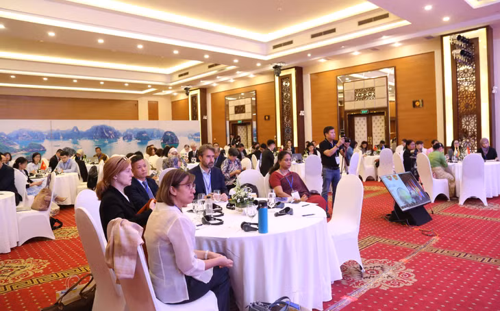 Các đại biểu tham dự diễn đàn.