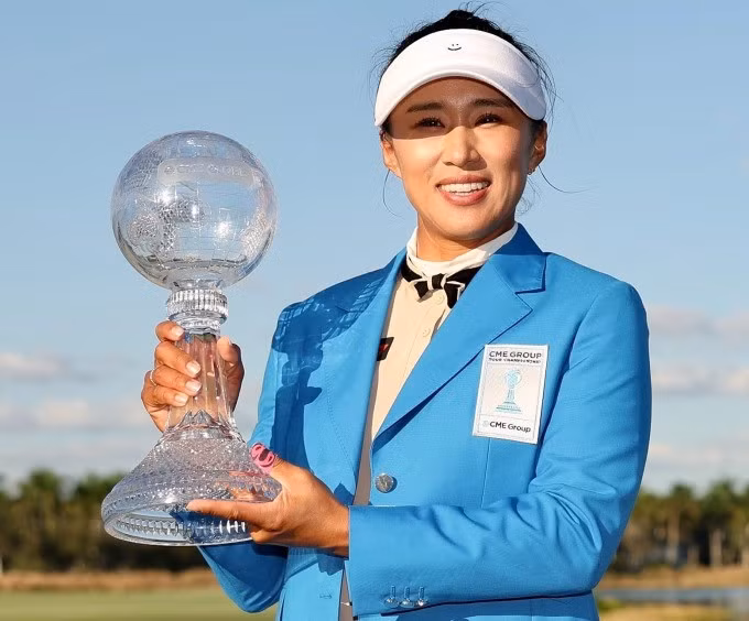 Yang nâng cup vô địch LPGA Tour Championship hôm nay 20/11. Ảnh: X / CMEGroupLPGA