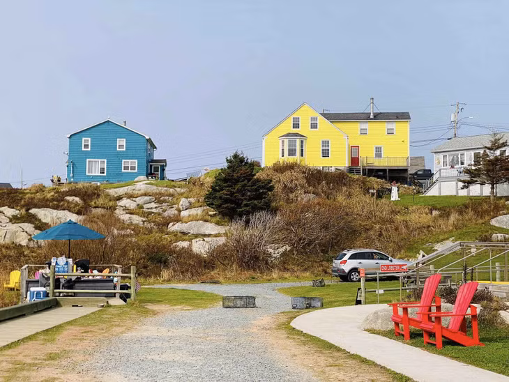 Kiểu nhà tại Peggy’s Cove rất đa dạng, không trùng lắp… tạo nên “điểm nhấn” đặc biệt của ngôi làng ngày. Ảnh: Cao Việt Cường Cavicu