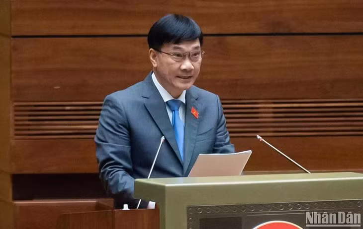 Chủ nhiệm Ủy ban Kinh tế của Quốc hội Vũ Hồng Thanh trình bày báo cáo thẩm tra dự án Luật sửa đổi, bổ sung một số điều của Luật Đấu giá tài sản. (Ảnh: ĐĂNG KHOA)