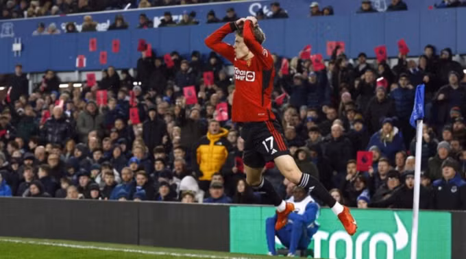 Garnacho mừng bàn theo phong cách của Cristiano Ronaldo. Ảnh: Reuters