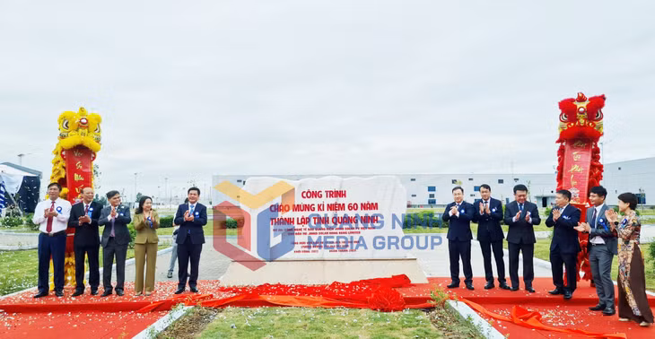 2023-10_Các đại biểu gắn biển công trình chào mừng 60 năm Ngày thành lập tỉnh cho Dự án công nghệ tế bào quang điện Jinko Solar PV Việt Nam. Ảnh: Trung tâm Truyền thông