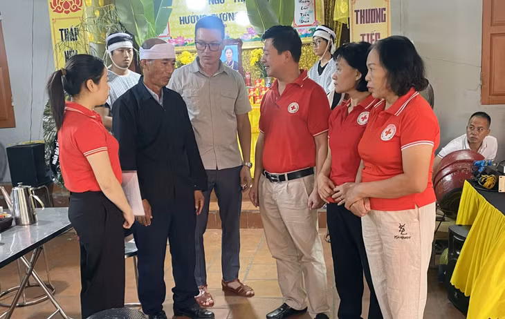 Lãnh đạo Hội Chữ thập đỏ tỉnh, Hội Chữ thập đỏ TP Hạ Long đến thăm hỏi, động viên chia sẻ gia đình gặp nạn trong vụ TNGT đặc biệt nghiêm trọng tại tỉnh Lạng Sơn.