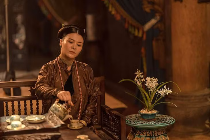 NSƯT Kim Oanh trong vai bà cả.