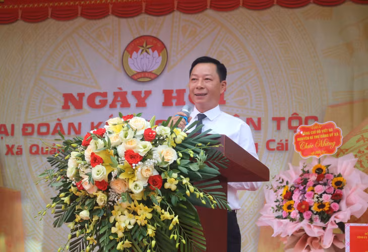 Đồng chí Lê Văn Ánh, Phó Chủ tịch HĐND tỉnh phát biểu tại Ngày hội Đại đoàn kết toàn dân tộc của xã Quảng Nghĩa, TP Móng Cái.