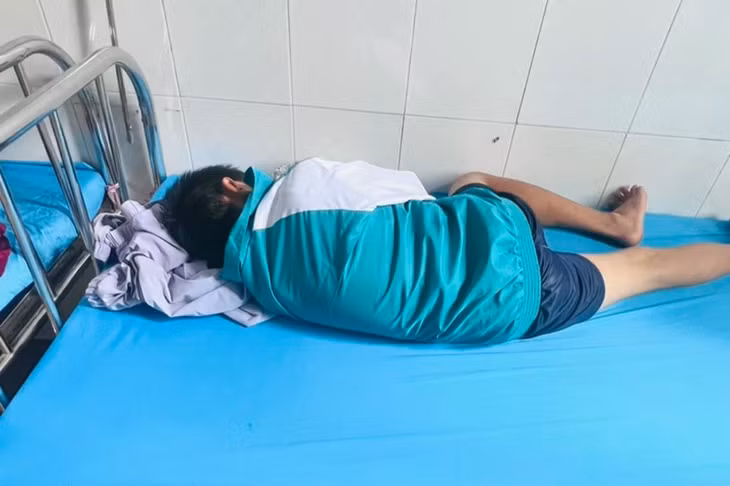 Người con trai 11 tuổi được mẹ đưa vào viện điều trị (Ảnh: Gia đình cung cấp).
