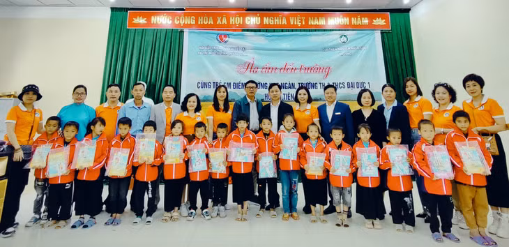 Lãnh đạo Hội Bảo trợ NKT-TMC tỉnh; huyện Tiên Yên và CLB Thiện nguyện Nhân tâm Hạ Long trao tặng quà cho các em học sinh tại điểm Trường Khe Ngàn, Trường TH&THCS Đại Dực 1 (xã Đại Dực, huyện Tiên Yên).