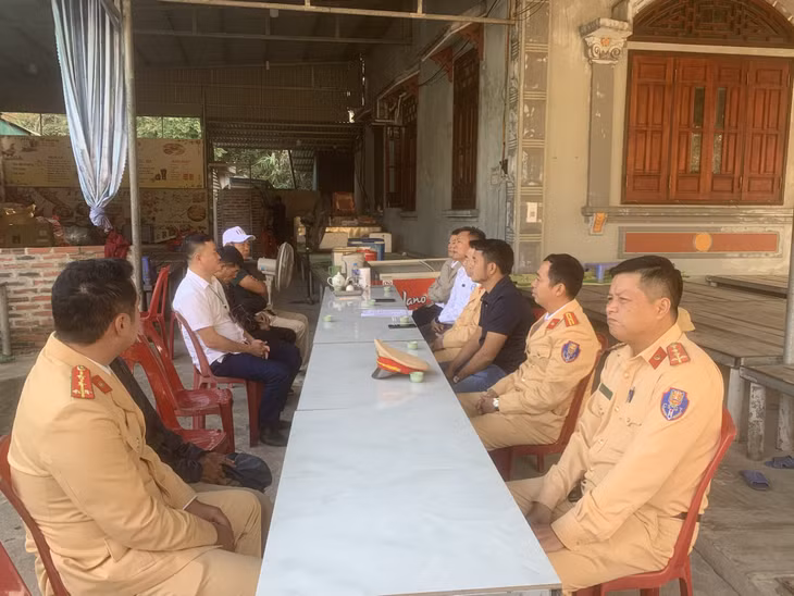 Lực lượng chức năng làm việc với các chủ đò vận chuyển hành khách đi tham quan Chùa Lôi Âm.