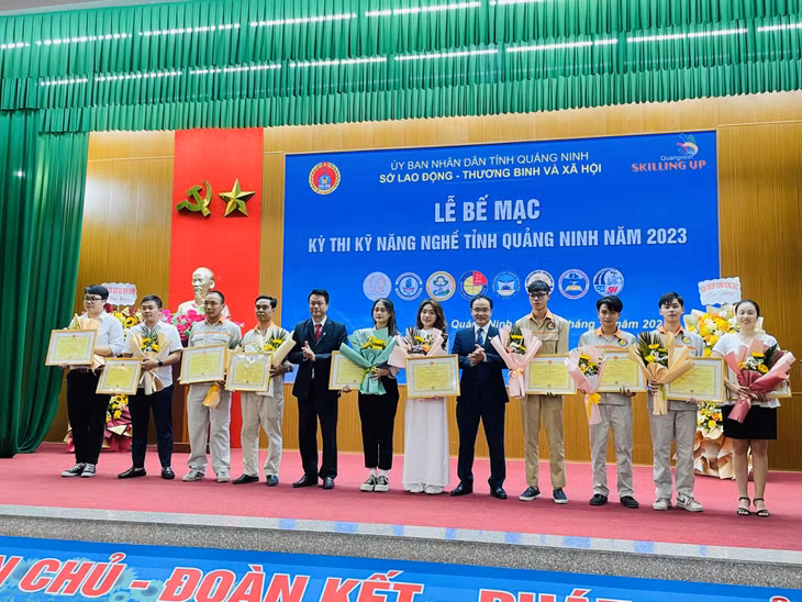 Ban Tổ chức tặng hoa và giấy khen cho các thí sinh đạt giải Nhất tại Kỳ thi kỹ năng nghề tỉnh Quảng Ninh năm 2023.