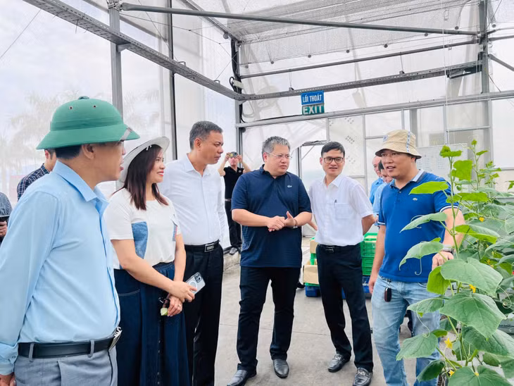 Đoàn công tác tỉnh Sơn La tham quan, học tập kinh nghiệm xây dựng mô hình xã nông thôn mới kiểu mẫu tại TX Đông Triều. Ảnh: Hồng Ngát-CTV