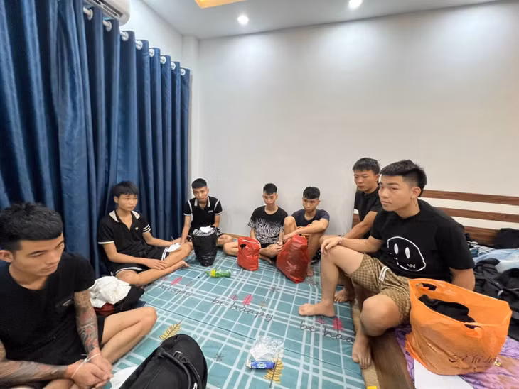 Nhóm đối tượng lừa đảo bị Công an quận Bắc Từ Liêm bắt giữ ngay tại phòng trọ.