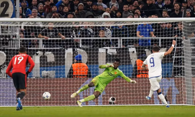 Tình huống Goncalves sút phạt đền gỡ hòa 2-2 cho Copenhagen. Ảnh: PA
