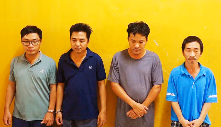 Các đối tượng Liêm, Trung, Phụng, Nghiệp tại cơ quan công an. Ảnh: C.A
